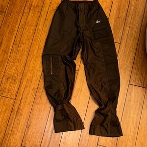 ALO Yoga women’s Dark Brown Cargo Pants